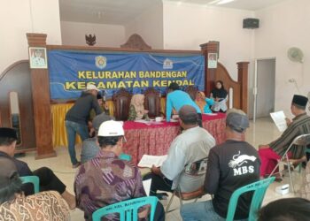 Sejumlah warga menyampaikan penolakan pembangunan sekolah rakyat dalam rapat koordinasi RT dan RW di Balai Kelurahan Bandengan, Kecamatan/Kabupaten Kendal, pada Kamis, 12 Juni 2025. (Unggul Priambodo/Lingkarjateng.id)