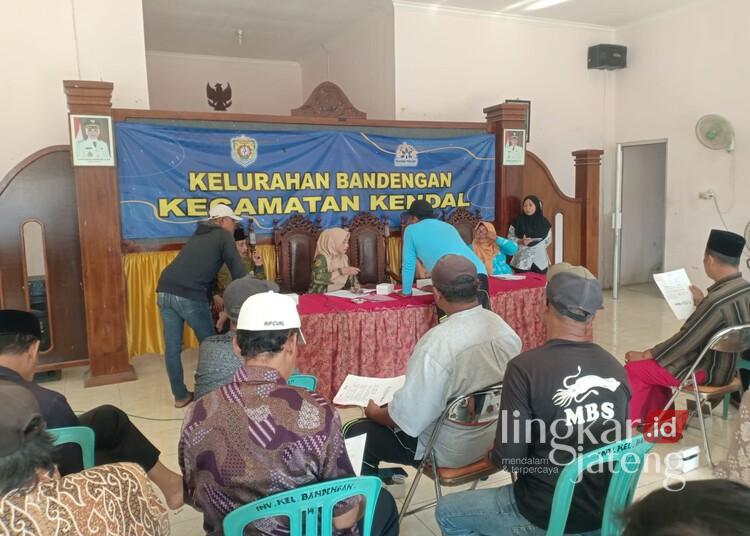 Sejumlah warga menyampaikan penolakan pembangunan sekolah rakyat dalam rapat koordinasi RT dan RW di Balai Kelurahan Bandengan, Kecamatan/Kabupaten Kendal, pada Kamis, 12 Juni 2025. (Unggul Priambodo/Lingkarjateng.id)