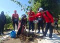 Bupati Kendal, Dyah Kartika Permanasari, saat menanam pohon kendal di RTH Kalireyeng pada Minggu, 15 Juni 2025. (Unggul Priambodo/Lingkarjateng.id)