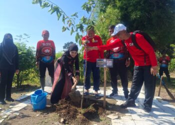 Bupati Kendal, Dyah Kartika Permanasari, saat menanam pohon kendal di RTH Kalireyeng pada Minggu, 15 Juni 2025. (Unggul Priambodo/Lingkarjateng.id)