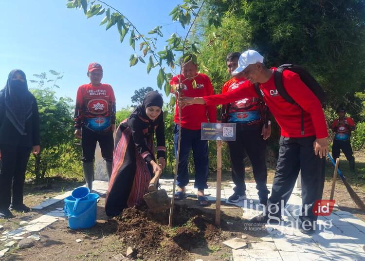 Bupati Kendal, Dyah Kartika Permanasari, saat menanam pohon kendal di RTH Kalireyeng pada Minggu, 15 Juni 2025. (Unggul Priambodo/Lingkarjateng.id)
