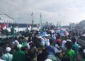Ribuan massa oraganisasi NU Demak memadati Jalan Pantura Sayang tepatnya di depan pabrik Polytron dalam aksi istighosah kemanusiaan pada Minggu, 15 Juni 2025. (Facebook Lukni Maulana/Lingkarjateng.id)