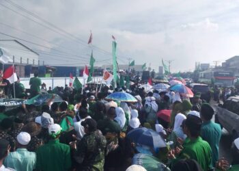 Ribuan massa oraganisasi NU Demak memadati Jalan Pantura Sayang tepatnya di depan pabrik Polytron dalam aksi istighosah kemanusiaan pada Minggu, 15 Juni 2025. (Facebook Lukni Maulana/Lingkarjateng.id)