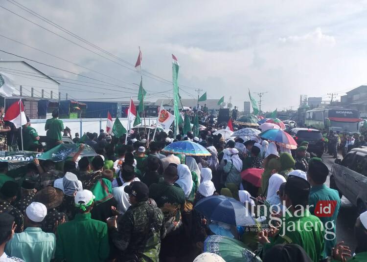 Ribuan massa oraganisasi NU Demak memadati Jalan Pantura Sayang tepatnya di depan pabrik Polytron dalam aksi istighosah kemanusiaan pada Minggu, 15 Juni 2025. (Facebook Lukni Maulana/Lingkarjateng.id)