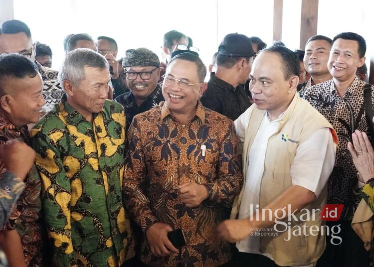 Bupati Pati, Sudewo, bersama Menteri Koperasi dan UMK, Budi Arie Setiadi, saat menghadiri acara peresmian awal Percontohan Koperasi Desa/Kelurahan Merah Putih di Kelurahan Srimulyo, Kapanewon Piyungan, Kabupaten Bantul, DIY, pada Minggu, 15 Juni 2025. (Dok. Pemkab Pati/Lingkarjateng.id)