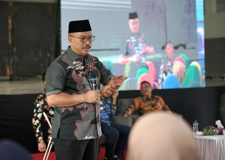 Anggota Komisi IX DPR RI, Edy Wuryanto, menggelar sosialisasi program Makan Bergizi Gratis (MBG) di Gedung Korpri, Kabupaten Pati, pada Selasa, 17 Juni 2025. (Nailin RA/Lingkarjateng.id)