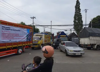 Sejumlah sopir truk menggelar demonstrasi menolak aturan ODOL di Simpang 4 Tingkir, Kota Salatiga, pada Kamis, 19 Juni 2025. (Angga Rosa/Lingkarjateng.id)