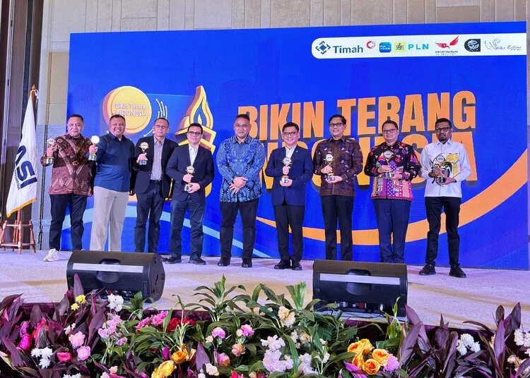 Ketua Umum JMSI, Teguh Santosa, berfoto bersama sejumlah tokoh dalam pembukaan Munas II JMSI di Jakarta pada Sabtu malam, 21 Juni 2025. (Nailin RA/Lingkarjateng.id)