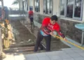 Ketua Jejak Bumi, Bintang Yudha Daneswara, saat ikut membersihkan salah satu fasilitas umum di Kabupaten Kendal. (Unggul Priambodo/Lingkarjateng.id)