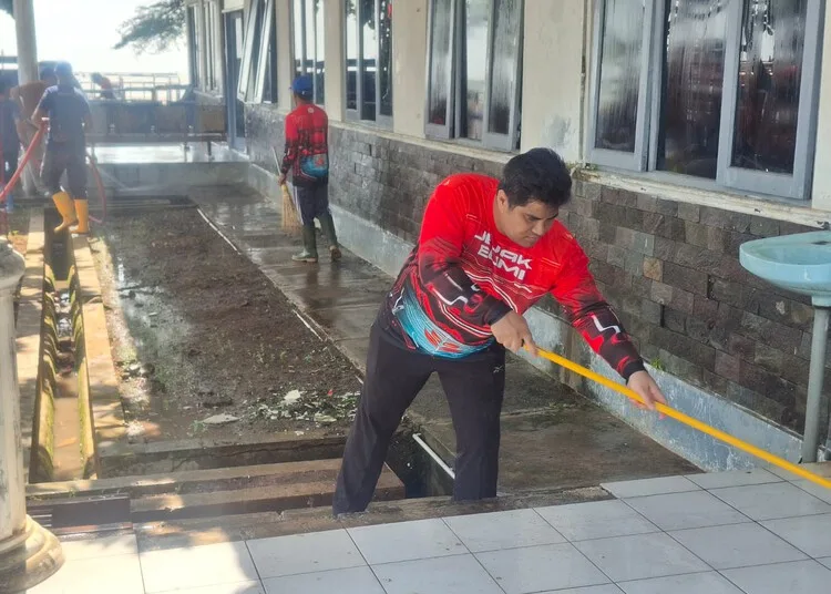 Ketua Jejak Bumi, Bintang Yudha Daneswara, saat ikut membersihkan salah satu fasilitas umum di Kabupaten Kendal. (Unggul Priambodo/Lingkarjateng.id)