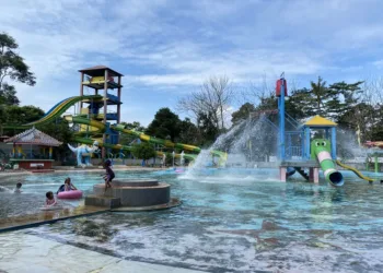 Pengunjung saat bermain wahana kolam pantai di Waterpark Mulia Wisata yang berlokasi di Desa Lalu, Kecamatan Dawe, Kabupaten Kudus, pada Jumat, 20 Juni 2025. (Nisa Hafizhotus S./Lingkarjateng.id)