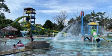 Pengunjung saat bermain wahana kolam pantai di Waterpark Mulia Wisata yang berlokasi di Desa Lalu, Kecamatan Dawe, Kabupaten Kudus, pada Jumat, 20 Juni 2025. (Nisa Hafizhotus S./Lingkarjateng.id)