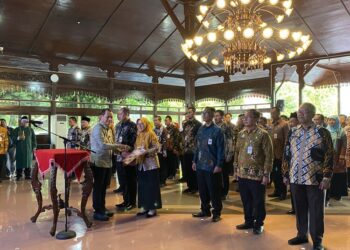 Bupati Sam'ani Rotasi Jabatan 97 ASN Pemkab Kudus 26 Bupati Kudus Sam’ani Intakoris saat menyerahkan surat keputusan (SK) pelantikan pejabat administrasi dan pejabat pengawas kepada salah satu ASN di Pendopo Kabupaten Kudus pada Selasa sore, 10 Juni 2025. (Nisa Hafizhotus S./Lingkarjateng.id)