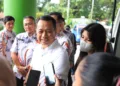 Bupati Kudus, Sam’ani Intakoris, bersama Wakil Bupati Kudus, Bellinda Putri Sabrina Birton, saat memberi keterangan kepada awak media, Jumat, 20 Juni 2025. (Nisa Hafizhotus S./Lingkarjateng.id)