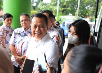 Bupati Kudus, Sam’ani Intakoris, bersama Wakil Bupati Kudus, Bellinda Putri Sabrina Birton, saat memberi keterangan kepada awak media, Jumat, 20 Juni 2025. (Nisa Hafizhotus S./Lingkarjateng.id)
