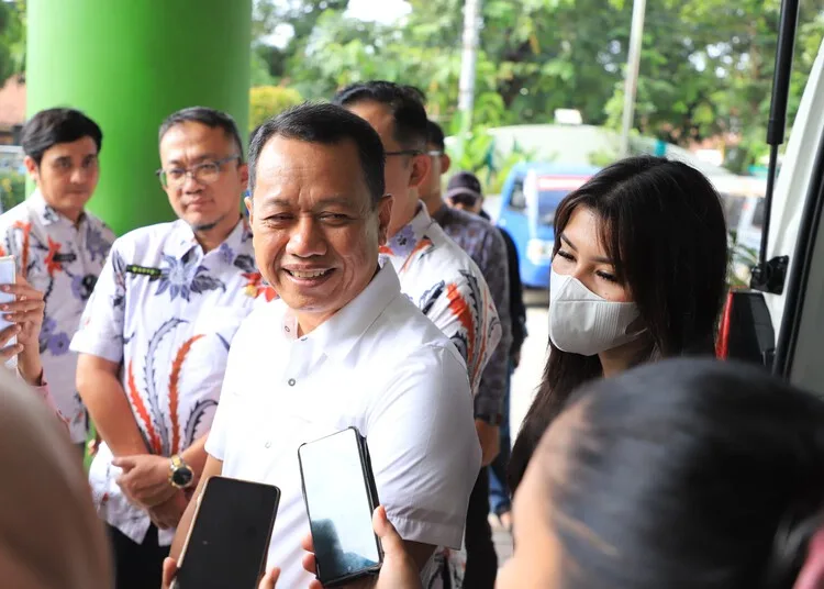 Bupati Kudus, Sam’ani Intakoris, bersama Wakil Bupati Kudus, Bellinda Putri Sabrina Birton, saat memberi keterangan kepada awak media, Jumat, 20 Juni 2025. (Nisa Hafizhotus S./Lingkarjateng.id)