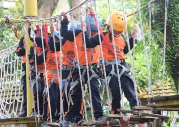 Anak-anak sedang menikmati wahana mini outbond yang ada di Resto MVR Kudus, Desa Gondangmanis, Kecamatan Bae, Kabupaten Kudus, Jumat, 27 Juni 2025. (Nisa Hafizhotus S./Lingkarjateng.id)