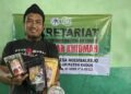 Owner Unik Food Kudus, Ahmad Amin Mustafid, saat menunjukkan beberapa produk olahan minuman rempah miliknya. (Nisa Hafizhotus S./Lingkarjateng.id)