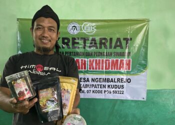 Owner Unik Food Kudus, Ahmad Amin Mustafid, saat menunjukkan beberapa produk olahan minuman rempah miliknya. (Nisa Hafizhotus S./Lingkarjateng.id)