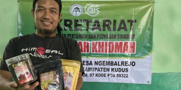 Owner Unik Food Kudus, Ahmad Amin Mustafid, saat menunjukkan beberapa produk olahan minuman rempah miliknya. (Nisa Hafizhotus S./Lingkarjateng.id)