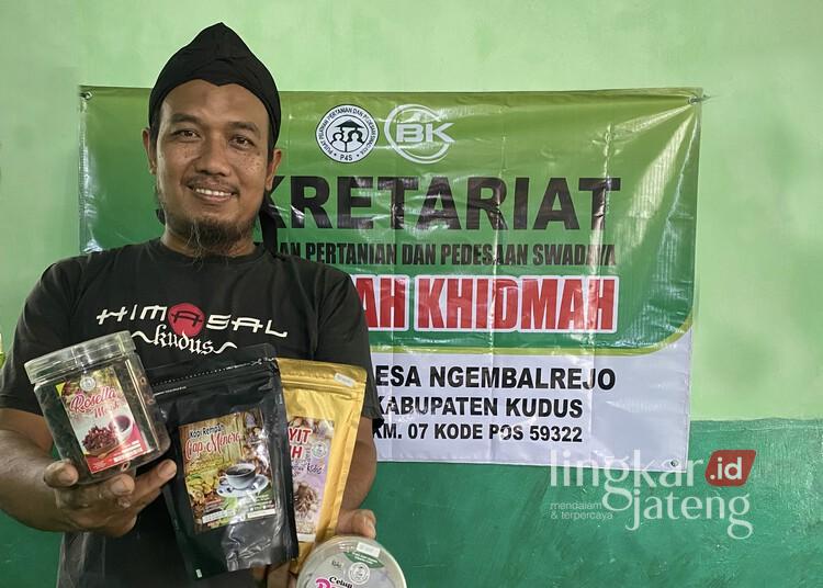 Owner Uniq Food Kudus, Ahmad Amin Mustafid, saat menunjukkan beberapa produk olahan minuman rempah miliknya. (Nisa Hafizhotus S./Lingkarjateng.id)