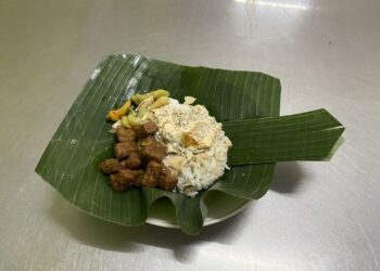 Nasi Opor Panggang Sunggingan yang merupakan kuliner khas Kabupaten Kudus. (Nisa Hafizhotus S./Lingkarjateng.id)