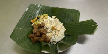 Nasi Opor Panggang Sunggingan yang merupakan kuliner khas Kabupaten Kudus. (Nisa Hafizhotus S./Lingkarjateng.id)