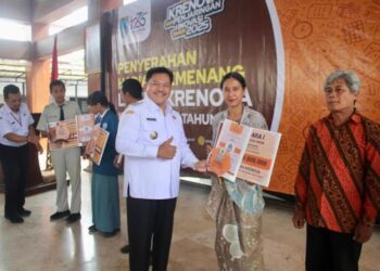 Wali Kota Salatiga Robby Hernawan menyerahkan hadiah kepada salah satu pemenang lomba Krenova 2025 di Pendopo Pakuwon, Rabu, 11 Juni 2025. (Dok.Prokompim Setda Salatiga/Lingkarjateng.id)