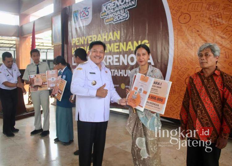 Wali Kota Salatiga Robby Hernawan menyerahkan hadiah kepada salah satu pemenang lomba Krenova 2025 di Pendopo Pakuwon, Rabu, 11 Juni 2025. (Dok.Prokompim Setda Salatiga/Lingkarjateng.id)