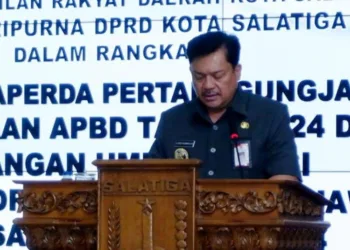 Wali Kota Salatiga Robby Hernawan memaparkan sejumlah langkah pemetaan pengelolaan pendapatan daerah saat rapat paripurna penyampaian Raperda Pertanggungjawaban Pelaksanaan APBD 2024, di Ruang Bhinneka Tunggal Ika DPRD Salatiga, Senin, 16 Juni 2025. (Dok.Prokompim Setda Salatiga/Lingkarjateng.id)
