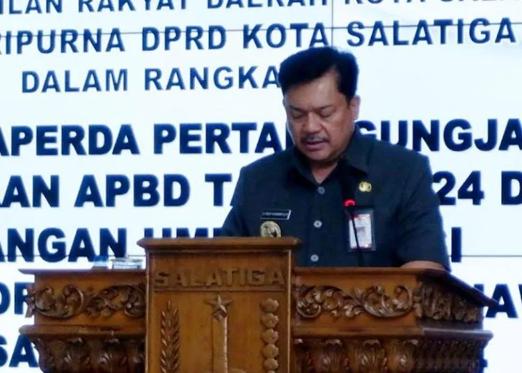 Wali Kota Salatiga Robby Hernawan memaparkan sejumlah langkah pemetaan pengelolaan pendapatan daerah saat rapat paripurna penyampaian Raperda Pertanggungjawaban Pelaksanaan APBD 2024, di Ruang Bhinneka Tunggal Ika DPRD Salatiga, Senin, 16 Juni 2025. (Dok.Prokompim Setda Salatiga/Lingkarjateng.id)