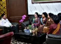 Pengurus Wanita Bersanggul Indonesia (WBI) DPD Salatiga saat memperkenalkan sanggul dan kebaya khas Salatiga kepada Wali Kota Robby Hernawan di Kantor Pemkot, Rabi, 18 Juni 2025. (Dok. Prokompim Setda Salatiga/Lingkarjateng.id)