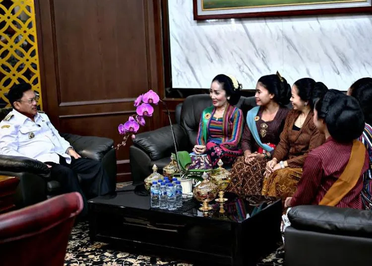 Pengurus Wanita Bersanggul Indonesia (WBI) DPD Salatiga saat memperkenalkan sanggul dan kebaya khas Salatiga kepada Wali Kota Robby Hernawan di Kantor Pemkot, Rabi, 18 Juni 2025. (Dok. Prokompim Setda Salatiga/Lingkarjateng.id)