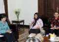 Ketua TP PKK Kota Salatiga, Retno Robby Hernawan (baju batik biru) saat audiensi dengan Kepala Perwakilan BKKBN Jateng di Rumah Dinas Wali Kota, Kamis, 19 Juni 2025. (Dok. Prokompim Setda Salatiga/Lingkarjateng.id)