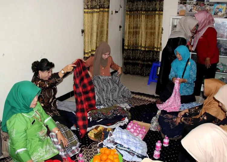 Ketua Tim Penggerak PKK Kota Salatiga, Retno Robby Hernawan meninjau aktivitas pelaku  UMKM di bidang konveksi di Kelurahan Tingkir Lor, Kecamatan Tingkir, Jumat, 20 Juni 2025. (Dok. Prokompim Setda Salatiga/Lingkarjateng.id)