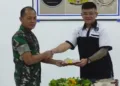 Pimpinan YPK Mitra Sedjati, Handy Dwi Putra menyerahkan potongan tumpeng kepada Kepala RST dr. Asmir Salatiga, Mayor Ckm dr. Ibrahim Nasrul saat re-launching rumah duka RST dr Asmir, Minggu, 22 Juni 2025. (Dok. Prokompim Setda Salatiga/Lingkarjateng.id)