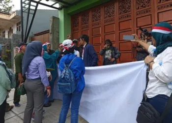 Puluhan nasabah Koperasi Bahana Lintas Nusantara (BLN) mendatangi rumah pimpinan koperasi, Nicholas Nyoto Prasetyo, di Jalan Merdeka Selatan No. 54, Kecamatan Sidorejo, Kota Salatiga. (Dok. Pribadi/Lingkarjateng.id)