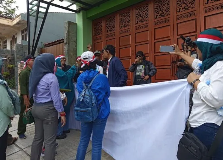 Tak Masuk Class Action, Puluhan Nasabah Koperasi BLN Salatiga Tempuh Jalur Sendiri 25 Puluhan nasabah Koperasi Bahana Lintas Nusantara (BLN) mendatangi rumah pimpinan koperasi, Nicholas Nyoto Prasetyo, di Jalan Merdeka Selatan No. 54, Kecamatan Sidorejo, Kota Salatiga. (Dok. Pribadi/Lingkarjateng.id)