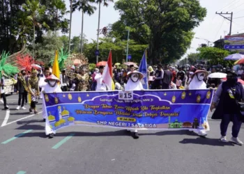 Pelajar SMP Negeri 1 Salatiga mengikuti Pawai Taaruf pada 2022 lalu. (smpn1salatiga.sch.id)