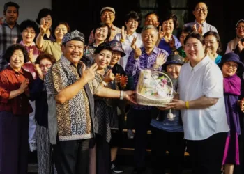 Wali Kota Salatiga Robby Hernawan menyerahkan cenderamata kepada perwakilan delegasi dari Korea Selatan, Rabu, 25 Juni 2025. (Dok. Prokompim Setda Salatiga)