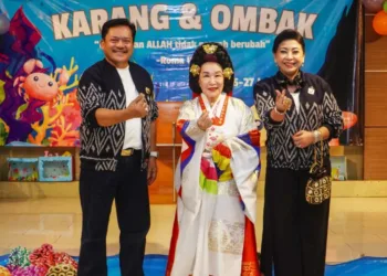 Wali Kota Salatiga Robby Hernawan ditemani  Ketua TP PKK Kota Salatiga, Retno Robby Hernawan memberikan apresiasi kepada perwakilan delegasi Korea Selatan yang menampilkan budayanya di Pesta Keakraban dan Tukar Budaya Indonesia-Korea di GBI Jemaat Hidup Baru, Jumat, 27 Juni 2025 malam. (Dok. Prokompim Setda Salatiga)