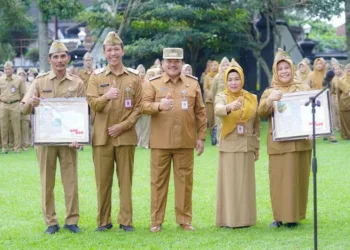 Penyerahan cenderamata kepada 2 ASN Pemkot Salatiga yang pensiun per 1 Juli saat apel di halaman Kantor Pemkot, Senin, 30 Juni 2025. (Dok. Prokompim Setda Salatiga/Lingkarjateng.id)