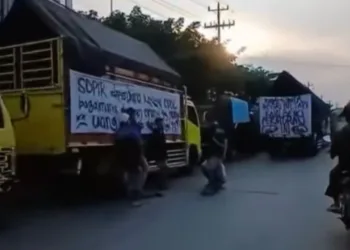 Massa truk ODOL ruas jalan Krapyak Kota Semarang, Senin pagi, 23 Juni 2025. (@infokejadian_semarang)