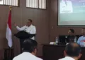 Bupati Pati Sudewo memberikan arahan dalam Sosialisasi Kemitraan dan Inovasi Pertanian yang digelar di Ruang Penjawi, Setda Pati, Rabu, 18 Juni 2025. (Humas Pemkab Pati)