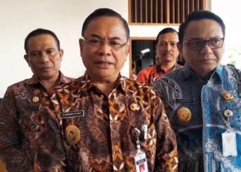 Bupati Pati Sudewo didampingi wakilnya Risma Ardhi Chandra ditemui usai kegiatan Pelatihan Pemberdayaan Kelembagaan Potensi dan Pengembangan Usaha Mikro di Kabupaten Pati, Kamis, 26 Juni 2025. (Mutia Parasti/Lingkarjateng.id)