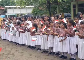 BERBARIS: Siswa SD di Pati berbaris menyanyikan lagu nasional. (Mutia Parasti/Lingkarjateng.id)