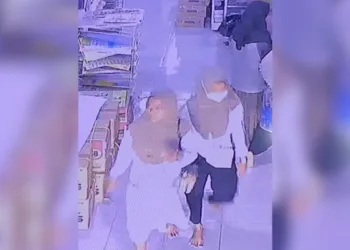TANGKAPAN LAYAR: Dua Perempuan diduga pelaku pencurian tas berisi barang berharga di sebuah toko perbelanjaan di Desa Tambahmulyo turut Jalan Raya Winong-Jakenan, Kecamatan Jakenan, Kabupaten Pati pada Rabu, 9 Juli 2025. (Facebook Mas Ilham/Lingkarjateng.id)