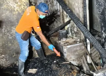 TKP: Petugas Inafis Polrestabes Semarang malukan olah TKP di lokasi kebakaran rumah yang menewaskan lima penghuninya di Semarang, Jumat, 25 Juli 2025 dini hari. (Polrestabes Semarang/Lingkarjateng.id)