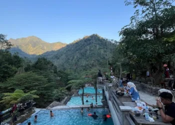 BERWISATA: Tampak pengunjung sedang menikmati wisata Kolam Renang dan Resto Joglo Dopang di Desa Rahtawu, Kecamatan Gebog, Kabupaten Kudus. (Nisa Hafizhotus Syarifa/Lingkarjateng.id)