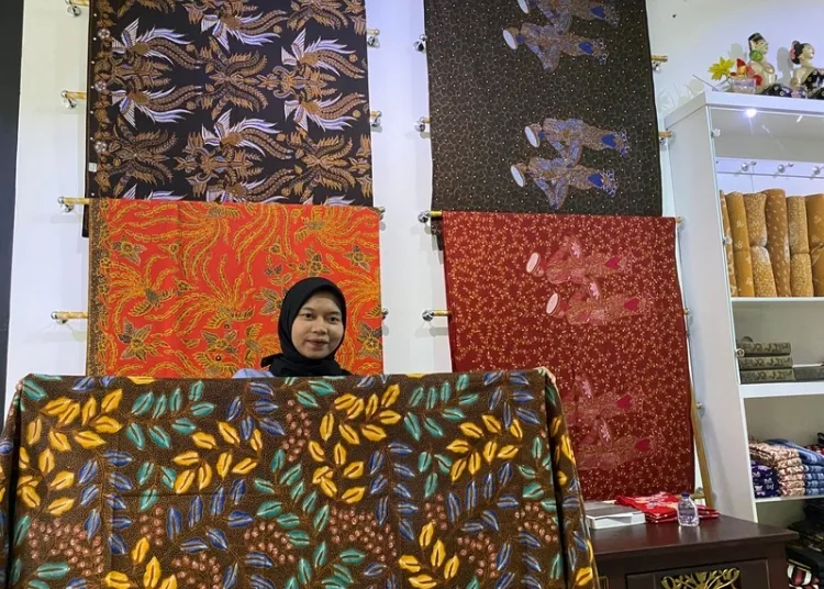Tere Batik Kudus Lestarikan Warisan Budaya Lewat Selembar Kain 25 MEMAMERKAN: Pekerja di Galeri Tere Batik memamerkan salah satu koleksi batik khas Kabupaten Kudus. (Nisa Hafizhotus Syarifa/Lingkarjateng.id)
